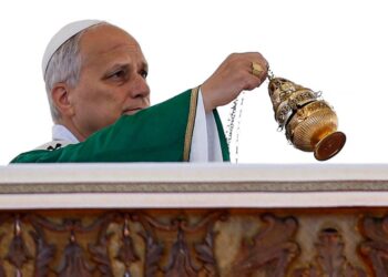 El papa lamenta la miseria de pueblos enteros y alerta que el beneficio pisotea la caridad