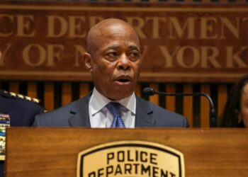 El alcalde de Nueva York, Eric Adams, se retira de la carrera a la reelección