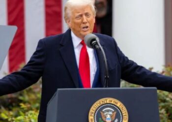 Tribunal dictamina que Trump no puede usar la Ley de Enemigos Extranjeros en deportaciones