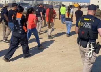 Migrantes latinos y surcoreanos, entre los 450 detenidos en redada en la planta de Hyundai