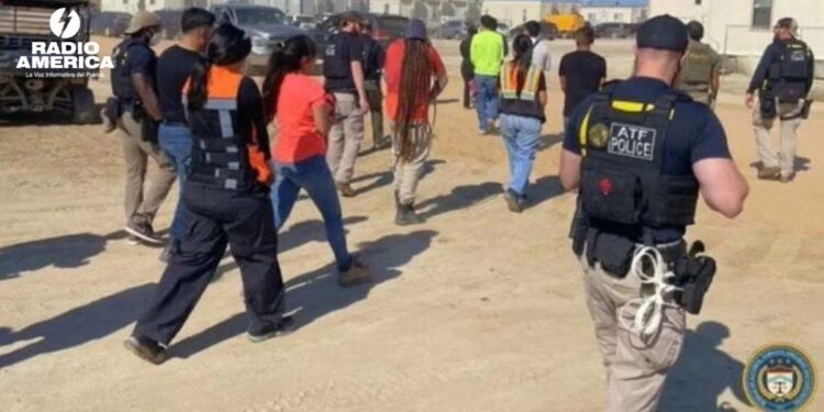 Migrantes latinos y surcoreanos, entre los 450 detenidos en redada en la planta de Hyundai