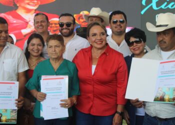 Gobierno pone fin a 150 años de espera y entrega títulos de propiedad en Las Flores y Lepaera, Lempira