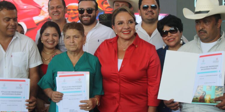Gobierno pone fin a 150 años de espera y entrega títulos de propiedad en Las Flores y Lepaera, Lempira