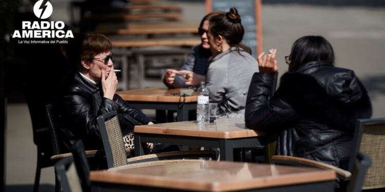 España está más cerca de prohibir fumar en terrazas o piscinas