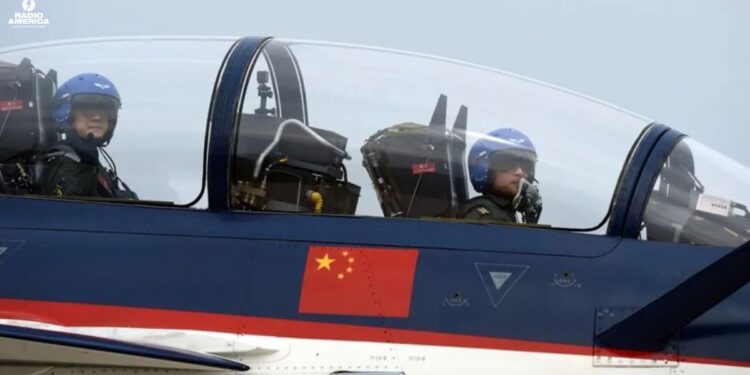 China realiza maniobras aéreas en torno a Taiwán días antes de la reunión entre Xi y Trump