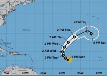 Tormenta Lorenzo avanza desorganizada sobre el Atlántico central sin representar amenaza