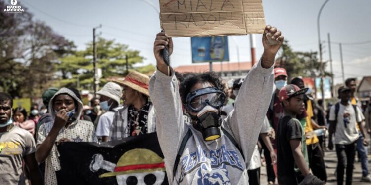 La generación Z celebra el golpe de Estado militar en Madagascar
