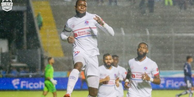 Olimpia empata en el último minuto ante Motagua y sigue líder en Honduras