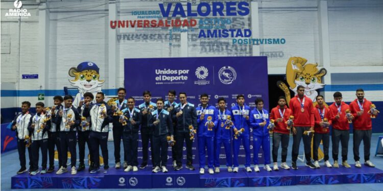 Guatemala domina el karate centroamericano con doble oro en equipos