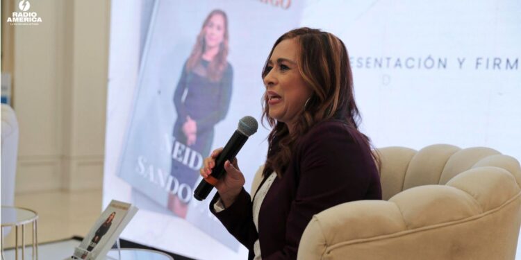 Periodista hondureña Neida Sandoval presenta su libro inspirado en la memoria de su esposo