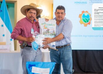 Gobierno firma préstamo con el CAF y entrega Bono Tecnológico