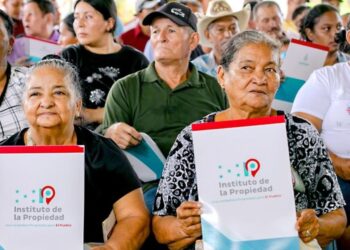 Mandataria Castro «siembra justicia y dignidad» al entregar 372 títulos de propiedad en San Francisco de Becerra
