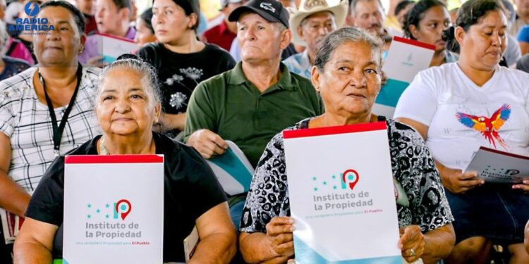 Mandataria Castro «siembra justicia y dignidad» al entregar 372 títulos de propiedad en San Francisco de Becerra