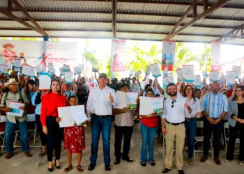 INSTITUTO DE LA PROPIEDAD ENTREGA TÍTULOS DE PROPIEDAD EN SAN FRANCISCO DE BECERRA, OLANCHO