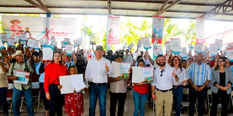 INSTITUTO DE LA PROPIEDAD ENTREGA TÍTULOS DE PROPIEDAD EN SAN FRANCISCO DE BECERRA, OLANCHO