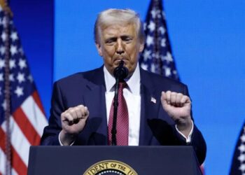 Más de un tercio de los votantes latinos de Trump se arrepienten, según encuesta