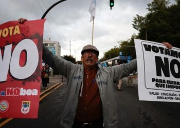 Ecuador dice "No" a la ambición de Noboa de una nueva constitución y de bases extranjeras
