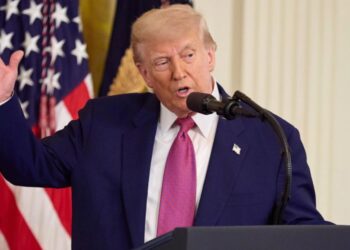 Trump dice que la inmigración es la principal causa de disfunción social de EE.UU.