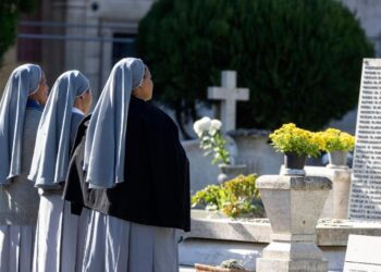 El papa acude al cementerio de Roma para rezar por los muertos de los que nadie se acuerda