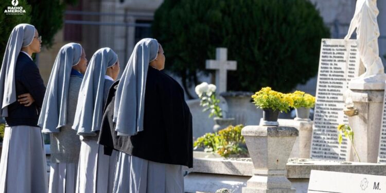El papa acude al cementerio de Roma para rezar por los muertos de los que nadie se acuerda