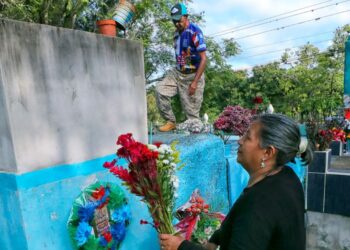 Hondureños visitan cementerios para honrar a sus difuntos entre flores, música y recuerdos