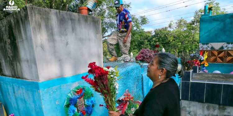 Hondureños visitan cementerios para honrar a sus difuntos entre flores, música y recuerdos