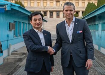 Corea del Norte lanza cohetes de artillería coincidiendo con la visita del secretario de la guerra de EE.UU. a Seúl