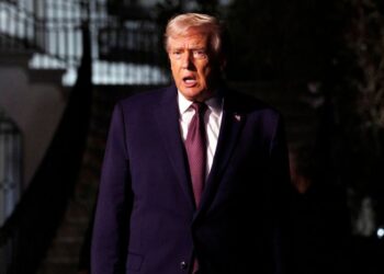 Polémica por la decisión de Trump de cesar a 30 embajadores de carrera