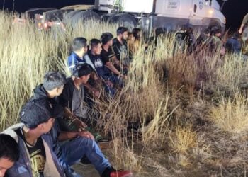 Hallan a 23 migrantes escondidos en la cabina de descanso de un camión en Texas