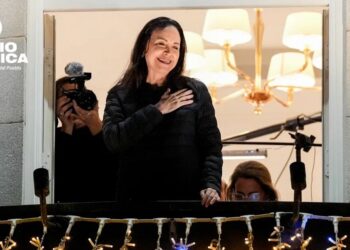 La opositora venezolana María Corina Machado saluda en Oslo a sus seguidores