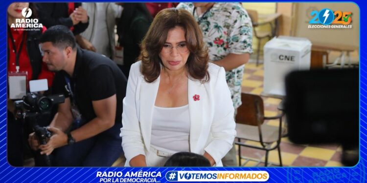 Rixi Moncada pide a sus seguidores mantenerse en pie de lucha hasta final del escrutinio