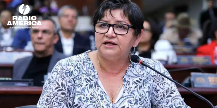 Carla Paredes_radioamérica jpg