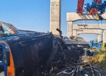 Al menos 32 fallecidos y decenas de heridos tras caer una grúa sobre un tren en Tailandia