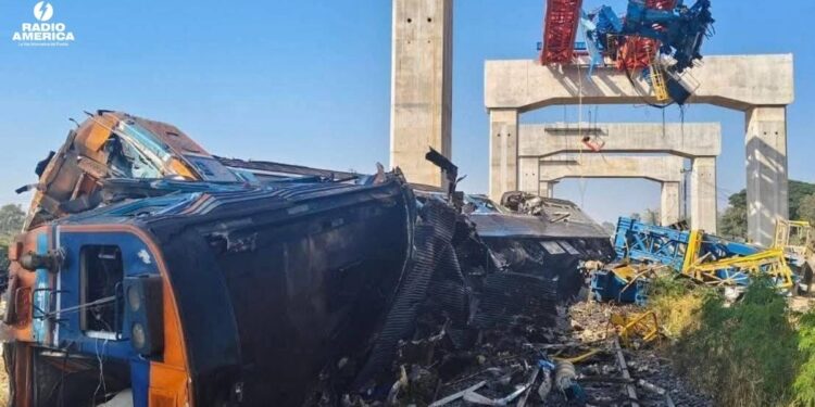 Al menos 32 fallecidos y decenas de heridos tras caer una grúa sobre un tren en Tailandia