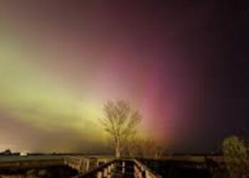 Una fuerte tormenta geomagnética solar hace aparecer la aurora boreal en Grecia