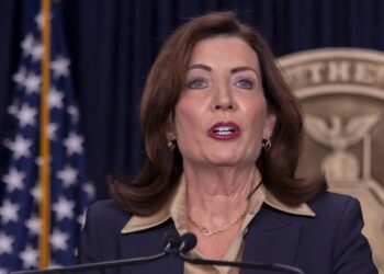 Nueva York propone prohibir la colaboración del ICE con policías locales para redadas