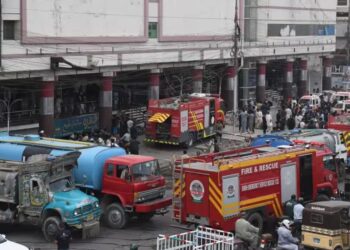 Al menos 6 muertos y 20 heridos tras incendiarse una zona comercial en Pakistán