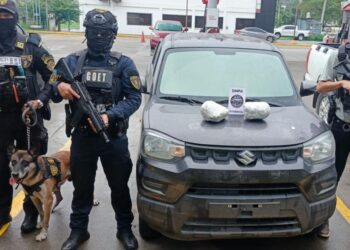 Policía Nacional localiza vehículo abandonado con dos paquetes de supuesta marihuana en San Pedro Sula