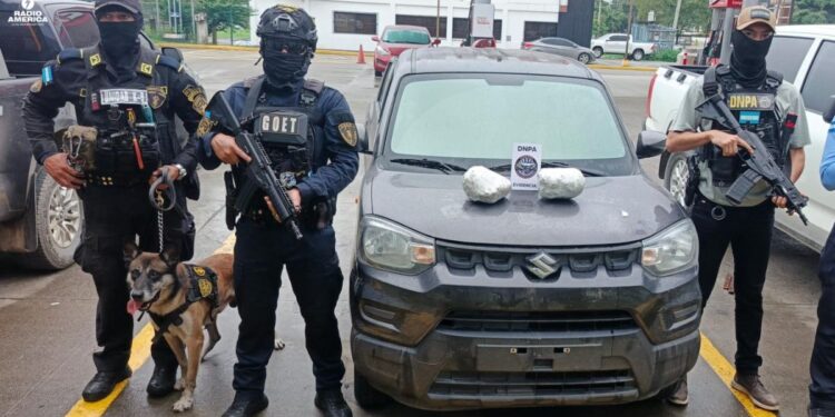 Policía Nacional localiza vehículo abandonado con dos paquetes de supuesta marihuana en San Pedro Sula