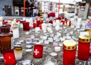 Italia pide aclarar el incendio de Suiza y ve «poco responsable» usar bengalas en un bar