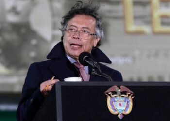 Petro amenaza con volver a tomar las armas para defender la soberanía de amenazas de Trump
