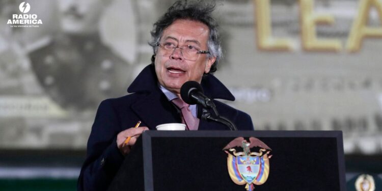Petro amenaza con volver a tomar las armas para defender la soberanía de amenazas de Trump