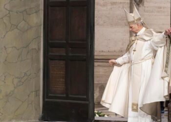 El papa clausura el Jubileo al cerrar la Puerta Santa del Vaticano