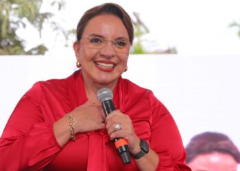 La presidenta de Honduras celebra fallo en EE.UU. que declara ilegal cancelación del TPS