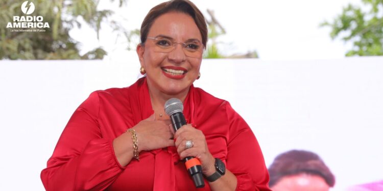 La presidenta de Honduras celebra fallo en EE.UU. que declara ilegal cancelación del TPS
