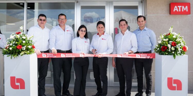 Banco Atlántida inaugura una nueva agencia Mega Larach en Choluteca y rinde homenaje a Don Emilio Larach