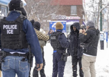 Habitantes de Mineápolis desafían el frío y honran al hombre muerto a manos de federales