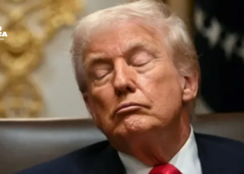 Trump le dice a su gabinete que sus reuniones son aburridas y que por eso cierra los ojos
