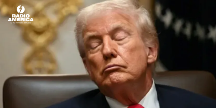 Trump le dice a su gabinete que sus reuniones son aburridas y que por eso cierra los ojos