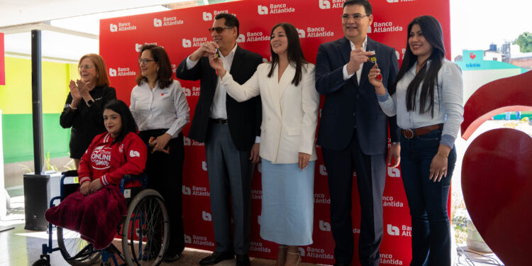 Banco Atlántida entrega vehículos a ganadores de la Lotería Online del Amor en beneficio de Teletón